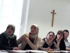 Ensino da religião católica, fuga de estudantes, mas anistia para 6.400 professores – Christian News